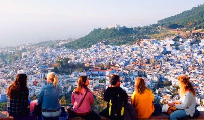 groupe of tourists enjoying chefchaouen