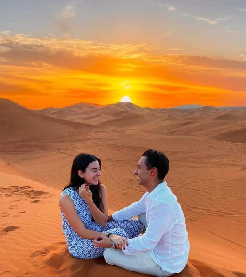 couple-in-sahara-desert