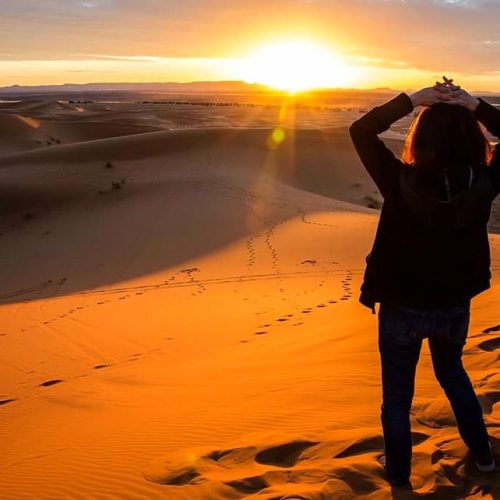 woman-enjoying-sahara-sunset